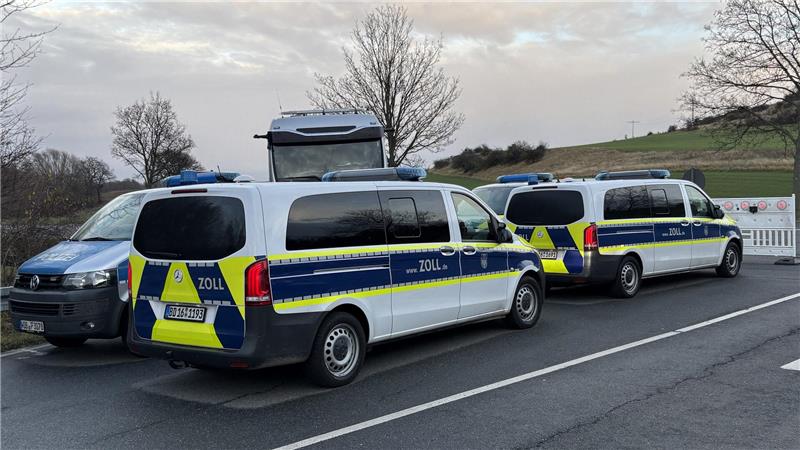 Vorsichtsmaßnahme gegen Einbrüche: Polizei stoppt 256 Fahrzeuge Zwei Autos vom Zoll stehen vor eine Barrikade. Im Hintergrund sieht man ein Polizeiauto und einen LKW.
