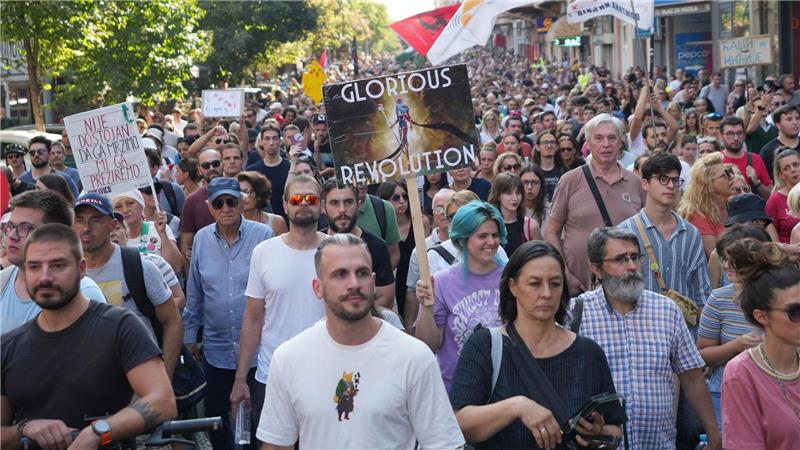 Der Zorn der Protestierenden richtet sich insbesondere gegen das jüngste gewaltsame Einschreiten der Polizei im nordserbischen Novi Sad. 