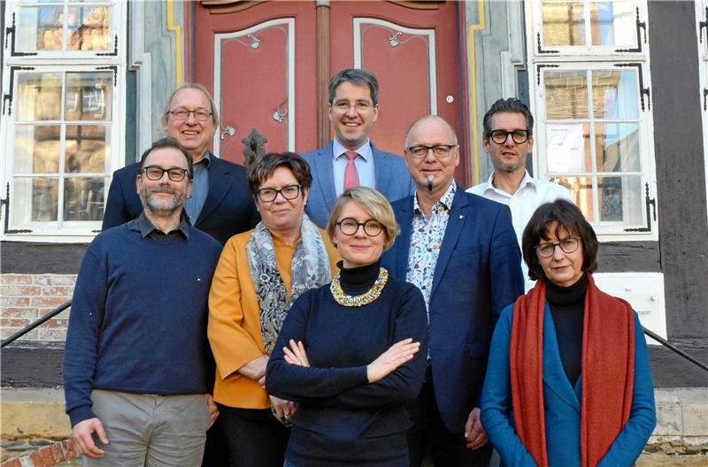 Der Zufall will es so: Als der Arbeitskreis der Unesco-Welterbe-Altstädte im Januar 2020 in Goslar tagt, ist Goslars designierter Bauservice-Chef Thomas Malnati als Quedlinburger Vertreter auch unter den Teilnehmern. Das Bild zeigt ihn als Dritten von rechts – mit Goslars damaligem Oberbürgermeister Dr. Oliver Junk oben in der Mitte und der Goslarer Welterbe-Beauftragten Dr. Christine Bauer ganz rechts vor dem alten Standesamt an der Rosentorstraße. Archivfoto: Stadt Goslar