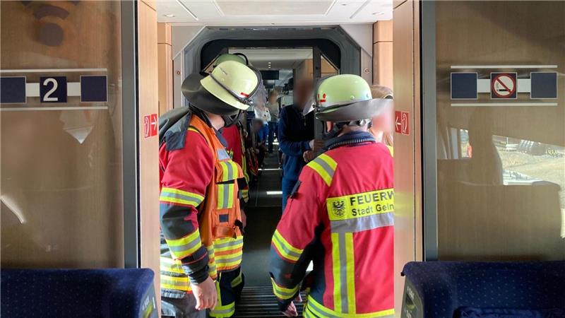 ICE fährt gegen Baggerarm - Baggerfahrer verletzt Der Zug steht, die Passagiere müssen ihn verlassen.