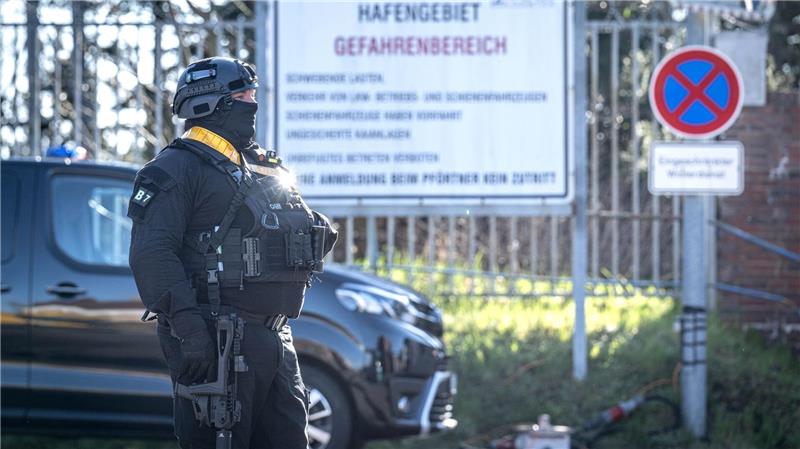 Castor-Transport soll nach Bayern rollen Der Zugang ist zum Hafen ist bewacht.