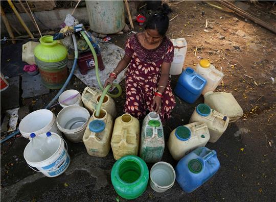 Der Zugang zu sauberem Trinkwasser ist in vielen Gegenden der Welt keine Selbstverständlichkeit. Die Klimakrise verstärkt das Problem zusätzlich.