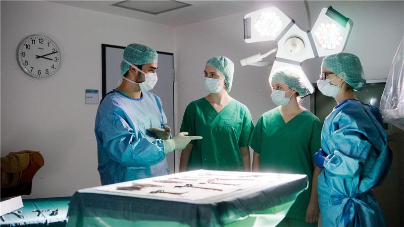 Der Zugang zum Medizinstudium wird jungen Menschen mit der Landarztquote erleichtert - vorausgesetzt, sie gehen später auch aufs Land. (Archivbild)