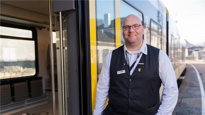 Der Zugbegleiter Ronald-Phillip Tolkiehn erhält den Preis Eisenbahner mit Herz.