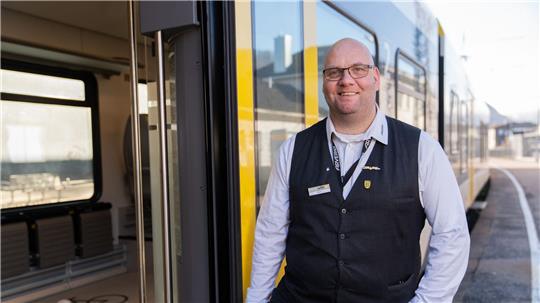 Der Zugbegleiter Ronald-Phillip Tolkiehn erhält den Preis Eisenbahner mit Herz.