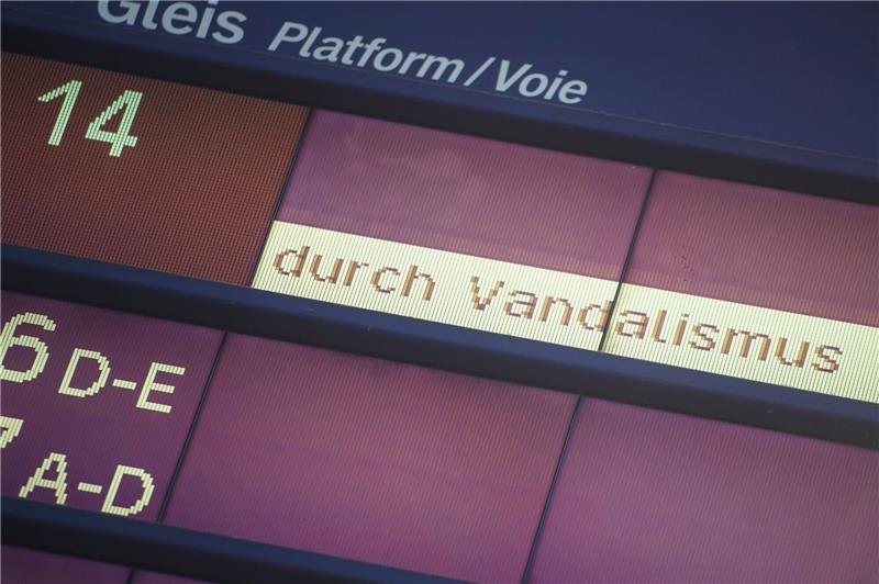 Hamburg: Mutmaßlicher Brandanschlag sorgt für Zugausfälle Der Zugverkehr der Deutschen Bahn zwischen Hamburg und Berlin dürfte laut einer Unternehmenssprecherin aufgrund mehrerer mutmaßlicher Brandanschläge noch bis zum Samstag gestört sein.