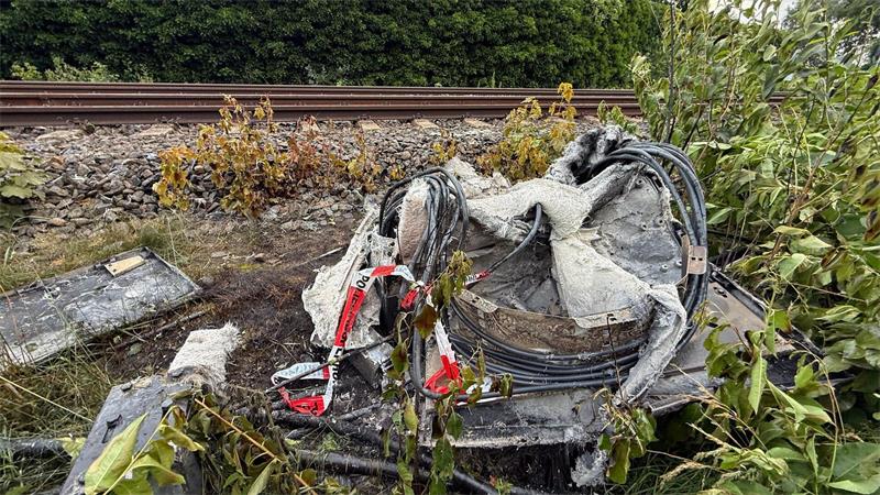 Mutmaßlicher Brandanschlag legt Zugverkehr im Norden lahm Der Zugverkehr wurde eingestellt.