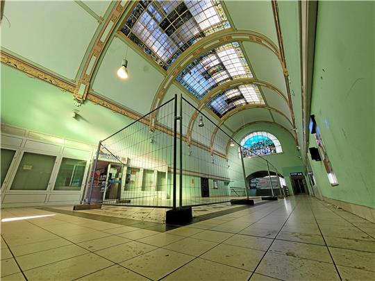 Der Zustand der Bahnhofshalle verschlechtert sich zunehmend. Der Boden ist schmutzig, die Wände beschmiert, in den Ecken liegen Müll und Blätter. Jetzt scheint auch die Bausubstanz angegriffen: Ein kleiner Teil des Glasdachs ist bereits kaputt, die Halle womöglich genau deshalb jetzt abgesperrt. Foto: Exner