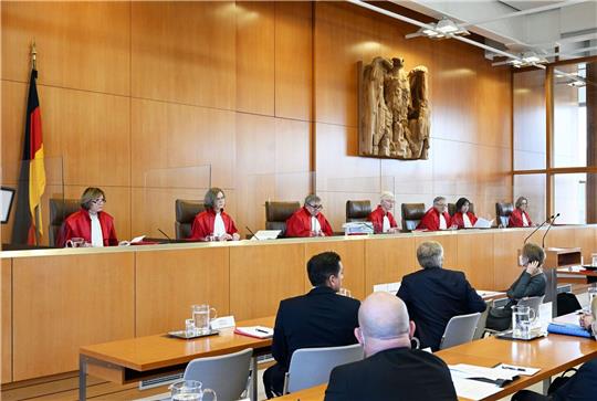 Der Zweite Senat des Bundesverfassungsgerichts eröffnet die mündliche Verhandlung über staatliche Fördergelder für die Desiderius-Erasmus-Stiftung.