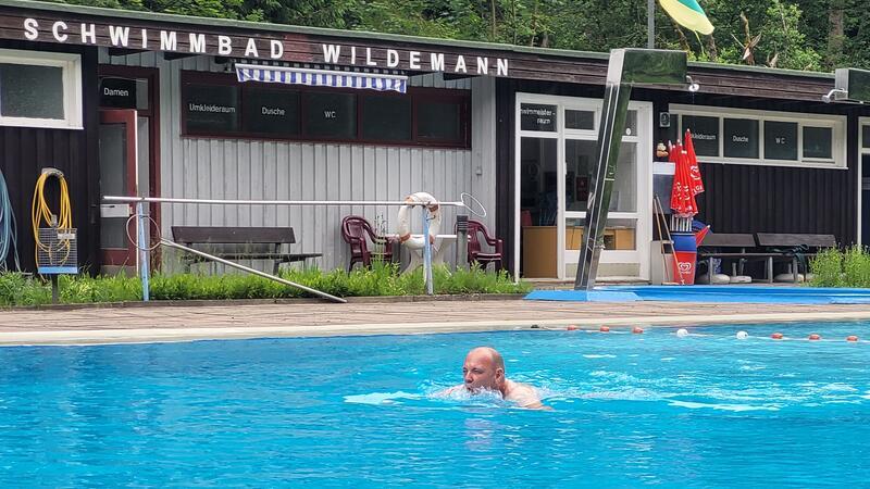 Der Zweite Vorsitzende Reinhold Hasse ist einer der Mutigen, die am Eröffnungstag ins Wasser springen.