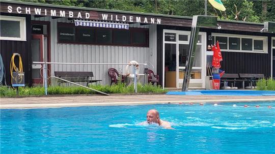 Der Zweite Vorsitzende Reinhold Hasse ist einer der Mutigen, die am Eröffnungstag ins Wasser springen.