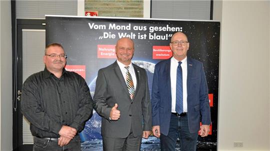 Der abgesetzte Goslarer AfD-Kreisvorsitzende Dirk Straten (r.) und sein ehemaliger Vize Oliver Hachmeister (l.) klagen vor dem Bundesschiedsgericht der Partei gegen die Absetzung des kompletten Vorstands im Juni 2024 durch den Landesvorstand. Auf dem Foto sind sie bei einer früheren Veranstaltung mit dem AfD-Bundestagsabgeordneten Dietmar Friedhoff zu sehen.