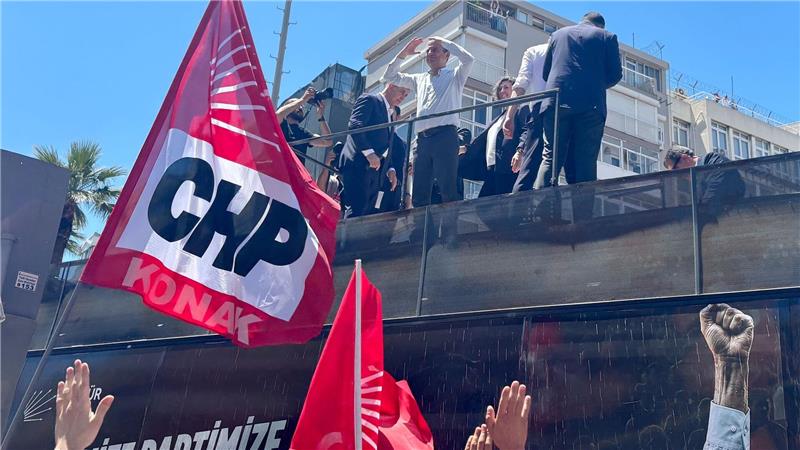 Der abgesetzte Oppositionschef erfährt große Unterstützung in Izmir.
