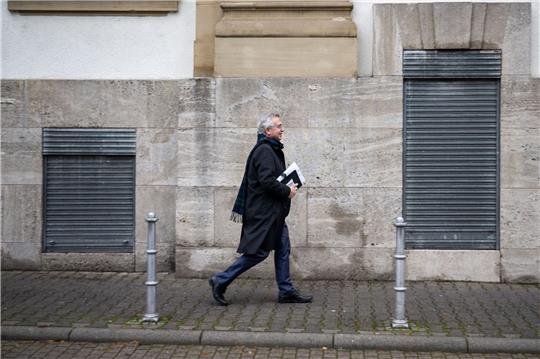 Der abgewählte Frankfurter Oberbürgermeister Feldmann (SPD) ist wegen Vorteilsannahme in zwei Fällen zu einer Geldstrafe verurteilt worden.