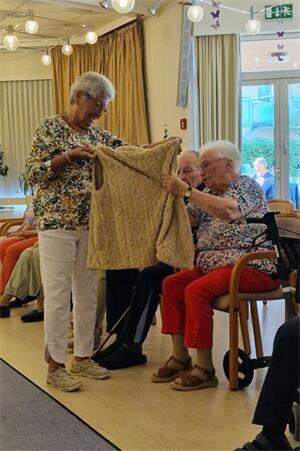 Drei Frauen und 278 Jahre auf dem Laufsteg im Abendfrieden Goslar Der absolute Renner für diesen Winter? Kuschelige Plüschwesten in verschiedenen Farben. Giesela Wiegand präsentiert das Kleidungsstück und lässt das Publikum den Stoff anfassen.