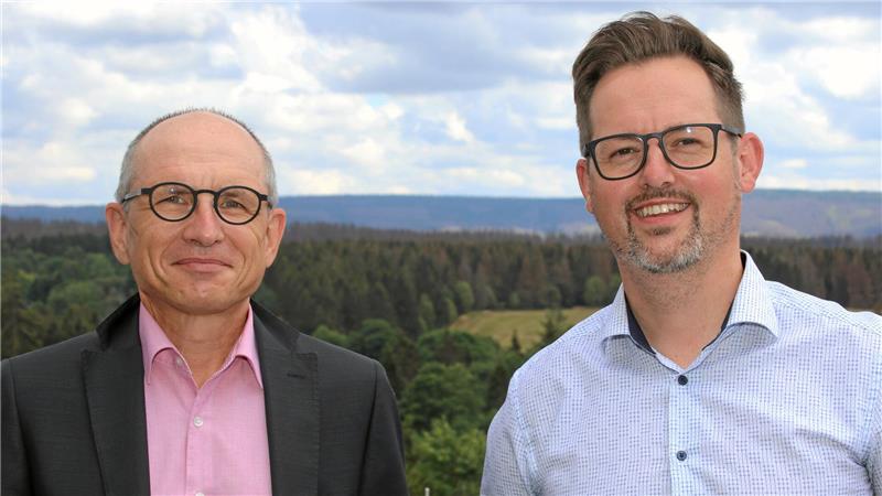 Der ärztliche Direktor Dr. Bernhard Koch (l.) und Verwaltungsdirektor Patrick Wolloscheck sprechen über die Schlafstudie im Rehazentrum Oberharz.