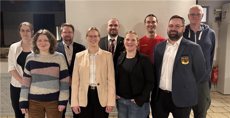 Der aktuelle Vorstand der Ortsgruppe (v.l.): Finnja Stafforst (Leiterin Öffentlichkeitsarbeit), Anna-Sophie von Hanstein (Beisitzerin), Mirco Schindler (Leiter Einsatz), Alexandra Scheunert (1. Vorsitzende & Justiziarin), Henning Schunk (Beisitzer), Joan Collier (Beisitzerin), Dirk Kluge (Schatzmeister), Jonas Klay (2. Vorsitzender) und Ingo Helmig (Leiter Ausbildung).