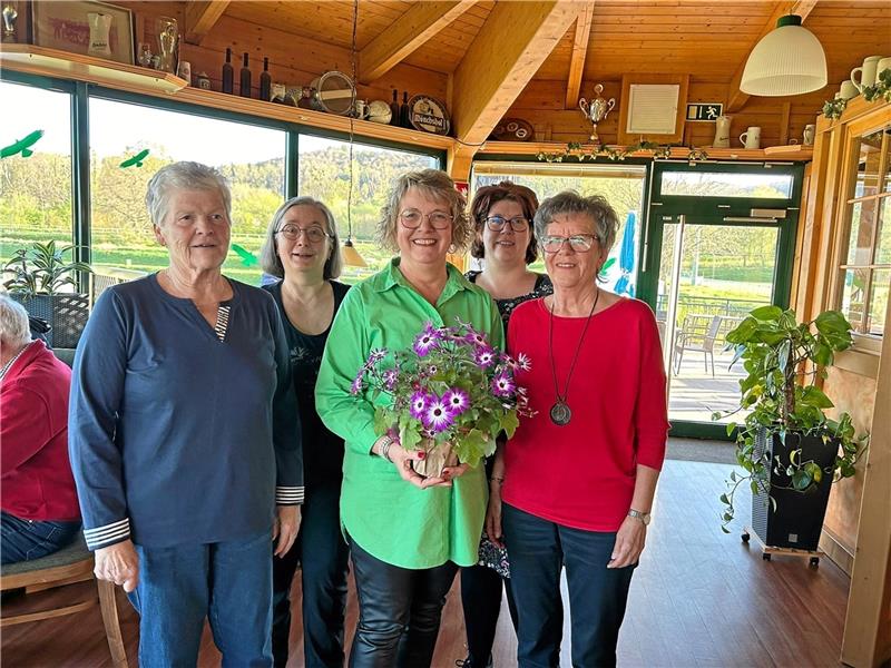 Ende einer Ära: Frauenchor Göttingerode löst sich auf Der aktuelle, aber auch letzte Vorstand des Frauenchores besteht aus (v.l.) der Notenwartin Gudrun Pillach, der Kassenwartin Iris Hoyndorf, der Vorsitzenden Sieglinde Jung, der Schriftwartin Nancy Böhnke und der 2. Vorsitzenden Ilka Scharf. Foto: Privat
