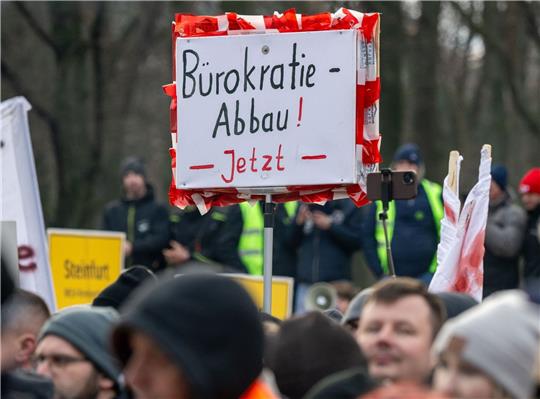 Der aktuelle wirtschaftspolitische Kurs der Ampel-Koalition kommt nicht gut weg - das geht aus der jüngsten Konjunkturumfrage des Mittelstandsverbundes hervor. Vor allem «überbordende Bürokratie» mache den Standort Deutschland zunehmend unattraktiv.