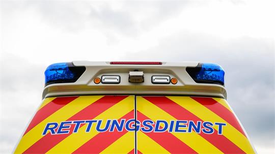 Der alarmierte Rettungsdienst schlug den Angaben zufolge eine Seitenscheibe ein, um das Kleinkind zu befreien. (Symbolbild)