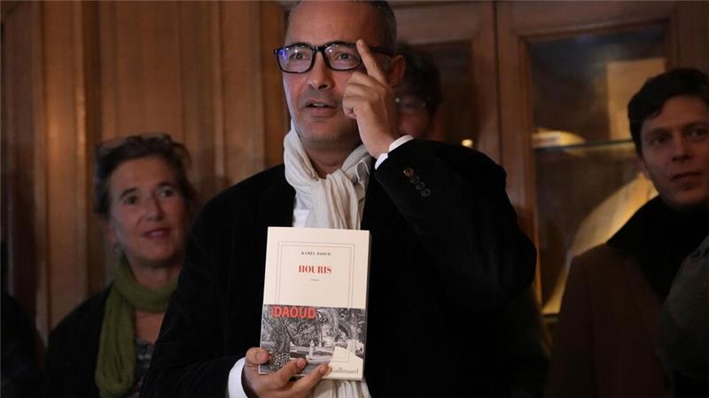 Prix Goncourt geht an Kamel Daoud Der algerisch-französische Schriftsteller Kamel Daoud, nachdem er am Montag in Paris im Restaurant Drouant mit dem Prix Goncourt, dem renommiertesten Literaturpreis Frankreichs, ausgezeichnet wurde.