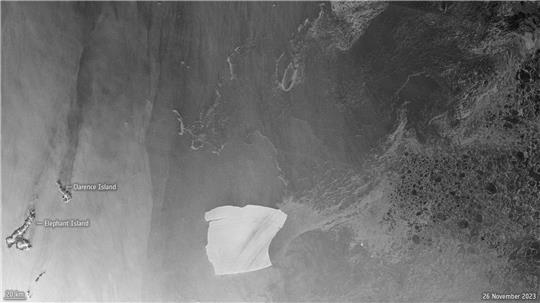 Der als A23a bekannte Eisberg bewegt sich vergleichsweise schnell von den antarktischen Gewässern weg, wie Satellitenaufnahmen zeigen.