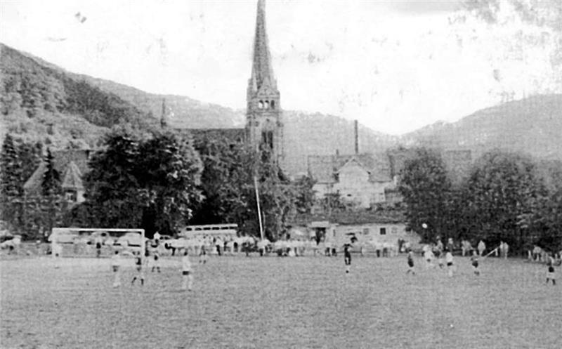 Der alte BSV-Sportplatz an der Kirchstraße mit der Lutherkirche im Hintergrund in den 1960er-Jahren.  Foto: Privat