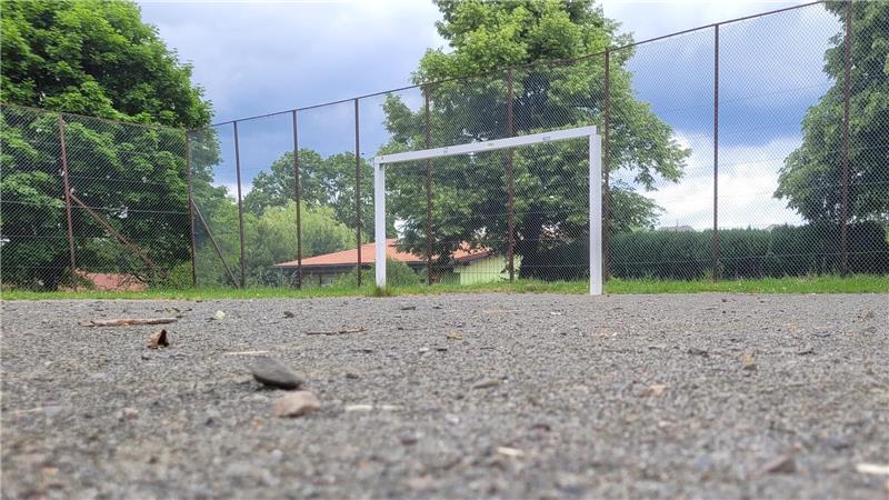 Der alte Boden am Bolzplatz war deutlich in die Jahre gekommen und an den Rändern schon überwuchert.