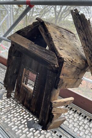 Werlaburgdorf: Millionenprojekt für maroden Kirchturm gestartet Der alte Kasten für den Turmfalken – auch an diesem hölzernen Bau ist die Zeit nicht spurlos vorübergegangen. Nach der Sanierung wird der Turm wieder Nistmöglichkeiten für Turmfalke oder Schleiereule bieten.