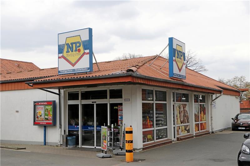 Der alte Liebenburger NP-Markt soll abgerissen werden, wenn der neue Edeka am Ortsausgang Richtung Neuenkirchen eröffnet hat. Das alte NP-Areal gehört der Fontheim-Klinik, die es künftig für ihre Pläne nutzen will. Archivfoto: Gereke