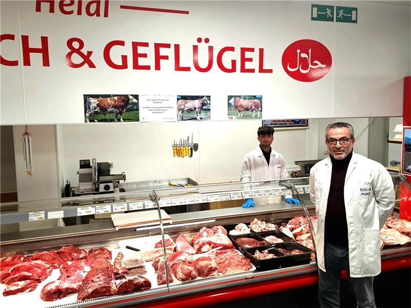 Der alte Markt ist einfach zu klein geworden: Kaufmann Aligül Özdemir (re.) will seine Verkaufsfläche im früheren Toom-Markt mehr als verdoppeln. Foto: Sowa