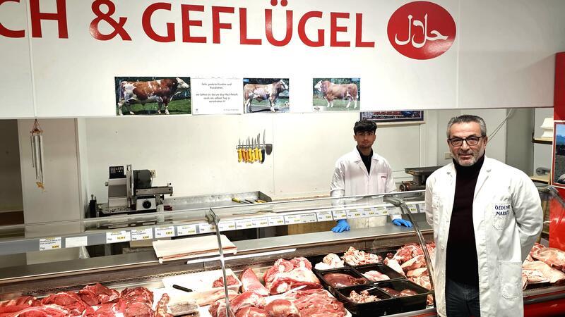 Der alte Markt ist zu klein geworden: Kaufmann Aligül Özdemir (re.) will seine Verkaufsfläche im früheren Toom-Markt mehr als verdoppeln.