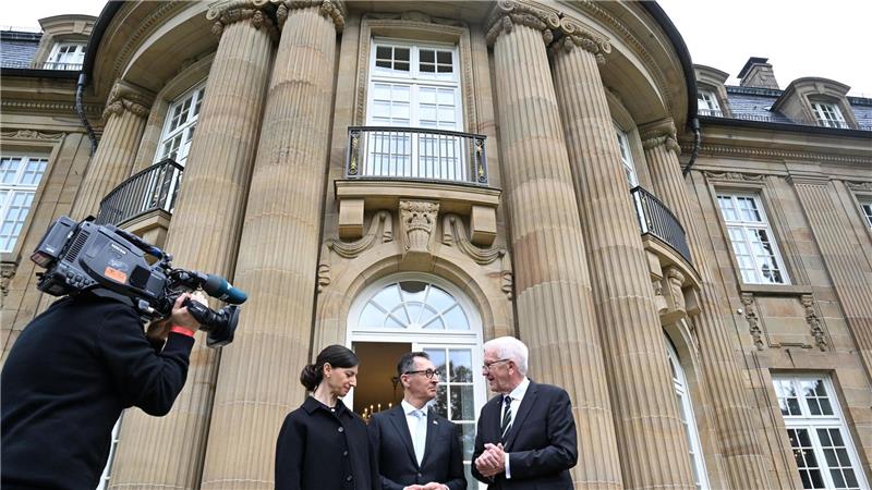 Der alte und der neue Hausherr: Winfried Kretschmann, Cem Özdemir und Özdemirs Ehefrau Flavia Zaka stehen vor der Villa Reitzenstein.