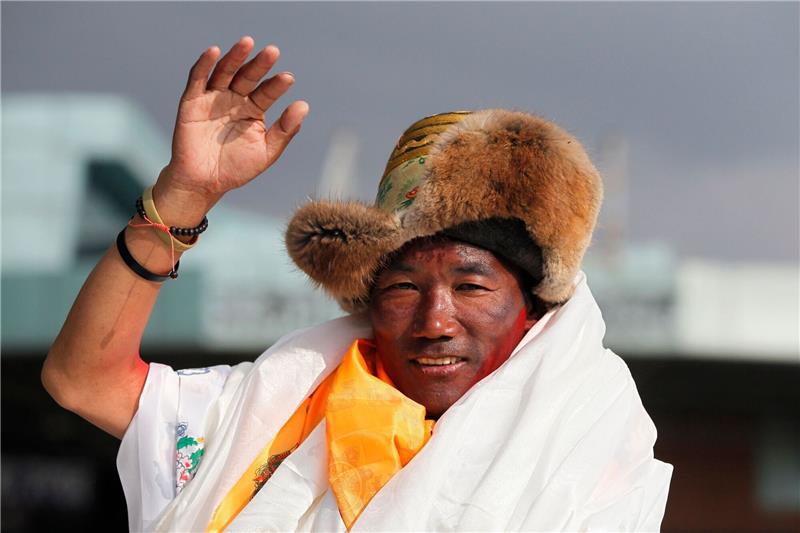 Nepalesischer Bergführer besteigt Mount Everest zum 27. Mal Der altgediente nepalesische Sherpa-Führer Kami Rita hat zum 27. Mal den Mount Everest bestiegen und damit seinen eigenen Rekord ausgebaut.