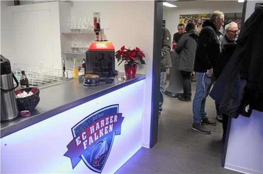 Der am Sonntag eingeweihte VIP-Raum der Harzer Falken im Braunlager Wurmbergstadion punktet unter anderem mit frischem Ambiente. Foto: Gietemann