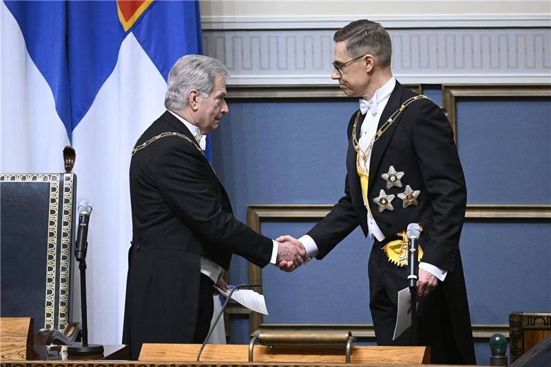 Der amtierende Präsident Sauli Niinistö (l.) begrüßt das neue Staatsoberhaupt Alexander Stubb.