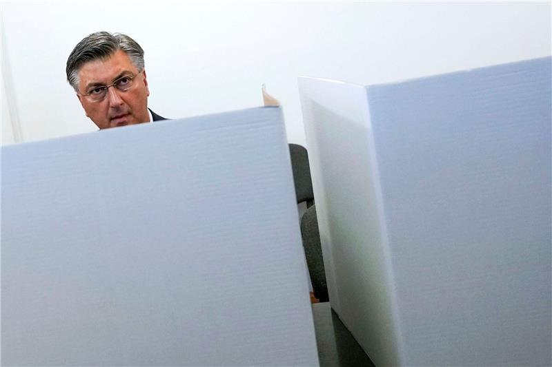 Kroatien wählt neues Parlament Der amtierende kroatische Ministerpräsident Andrej Plenkovic während seiner Stimmabgab in einem Wahllokal in Zagreb.