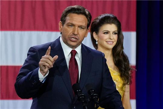 Der amtierende republikanische Gouverneur von Florida, Ron DeSantis, spricht auf einer Wahlparty in Tampa. Hinter ihm: Seine Frau Casey.