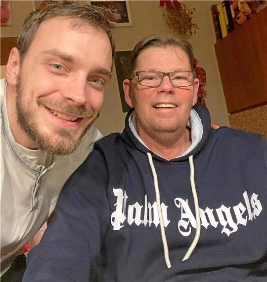 Der an ALS erkrankte Stefan Steckel (rechts) bekommt Besuch von seinem Bruder Tim (links) aus Cleveland, der für ihn eine internationale Spendenaktion im Internet startet.  Fotos: Privat