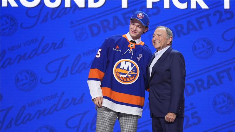 Der an Nummer eins im Draft ausgewählte Matthew Schaefer (l) und NHL-Chef Gary Bettman