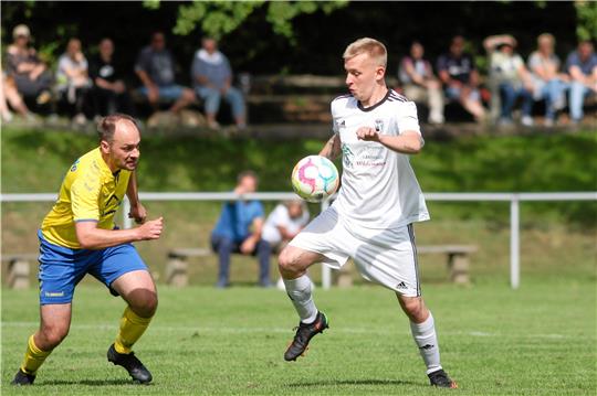 Der an diesem Wochenende spielfreie TSV Gielde mit Pascal Schneider (li.) gewinnt gegen die TSG Wildemann, hier Nico-Leon Wagenländer, am vorigen Spieltag deutlich mit 4:1. Mit gleichem Ergebnis wirft er Langelsheim aus dem Pokal. Foto: Gietemann