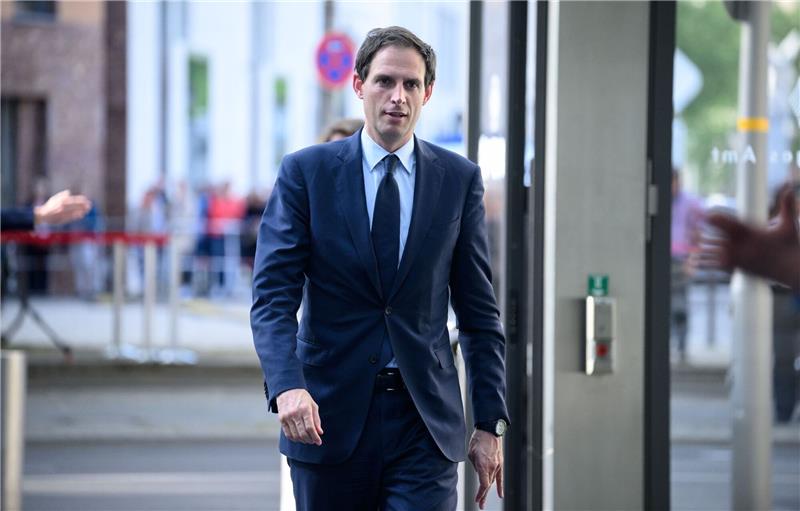 Der angehende EU-Klimakommissar Wopke Hoekstra spricht sich für Steuern auf Kerosin aus.