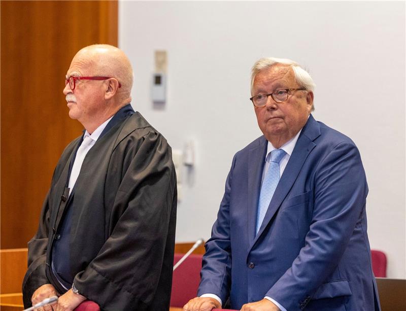 Auftakt von Cum-Ex-Prozess gegen Bankier Olearius Der angeklagte Bankier Christian Olearius (r) neben seinem Anwalt im Gerichtssaal im Bonner Landgericht.