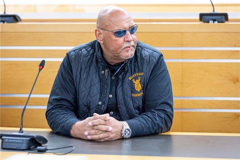 Rockerboss Hanebuth wegen Schlägerei verurteilt: Geldstrafe Der angeklagte Ex-Rockerboss Frank Hanebuth sitzt in einem Gerichtssaal vom Landgericht Hannover.