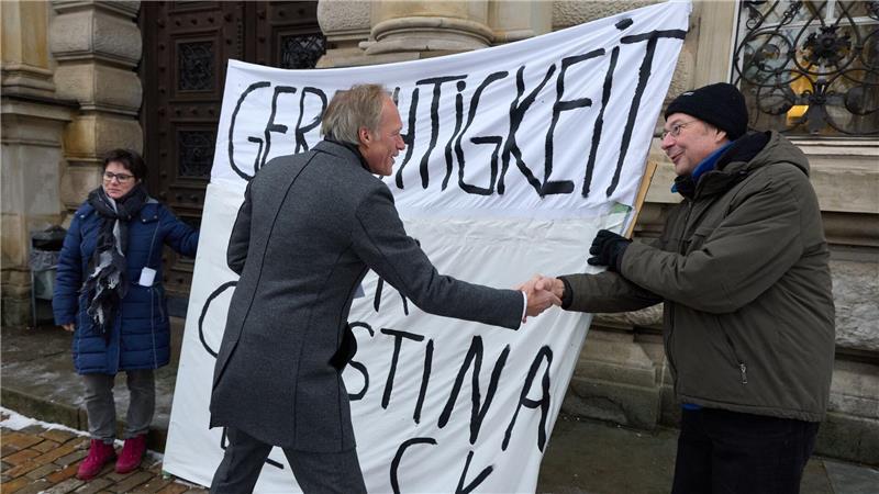 Der angeklagte Ex-Sportmoderator Gerhard Delling begrüßt Unterstützer seiner Lebensgefährtin Christina Block.