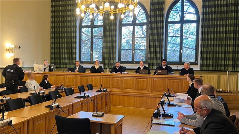 Der angeklagte Häftling ließ über seine Verteidigerin erklären, dass er sich zu einem späteren Zeitpunkt im Landgericht Stendal äußern wird. Er soll seine Ehefrau während eines Besuchs in einer sogenannten Liebeszelle in der Justizvollzugsanstalt Burg erwürgt haben.