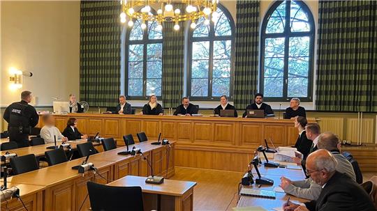 Der angeklagte Häftling ließ über seine Verteidigerin erklären, dass er sich zu einem späteren Zeitpunkt im Landgericht Stendal äußern wird. Er soll seine Ehefrau während eines Besuchs in einer sogenannten Liebeszelle in der Justizvollzugsanstalt Burg erwürgt haben.