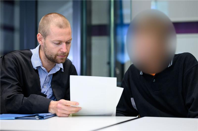 Der angeklagte Umweltaktivist mit seinem Rechtsanwalt Lukas Theune.