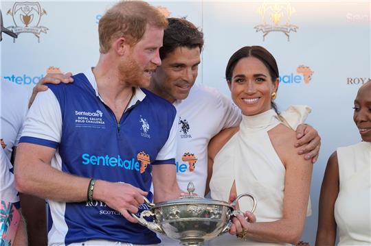 Harry und Meghan beim Polospiel für einen guten Zweck Der argentinische Profi-Polospieler Ignacio "Nacho" Figueras (M) umarmt den britischen Prinzen Harry (l) und seine Frau Meghan Markle.