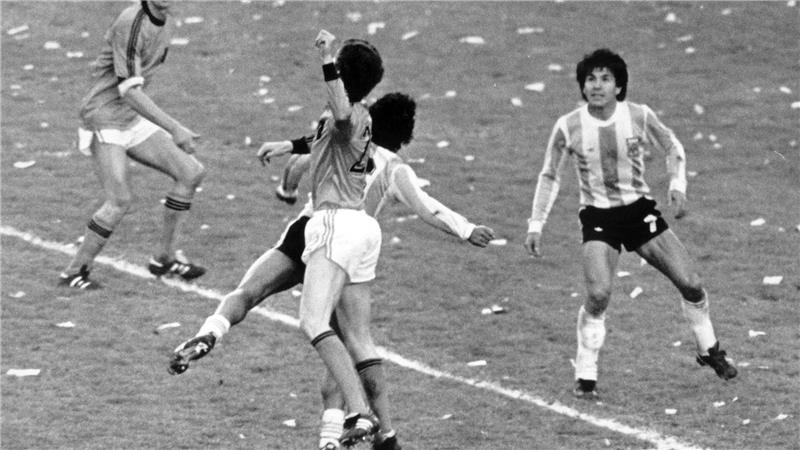 Argentinischer Fußball-Weltmeister Galván gestorben Der argentinische Verteidiger Luis Galván hat im WM-Finale 1978 den Ball im Blick. Wenig später ist er Fußball-Weltmeister.